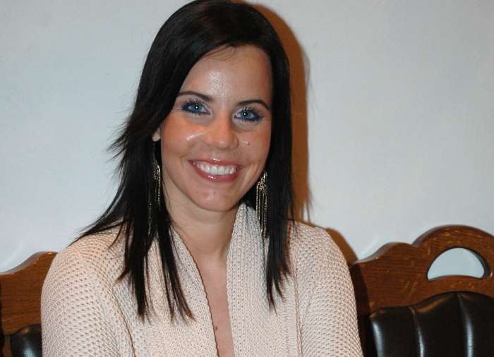 Lorella Flego popolnoma na tleh