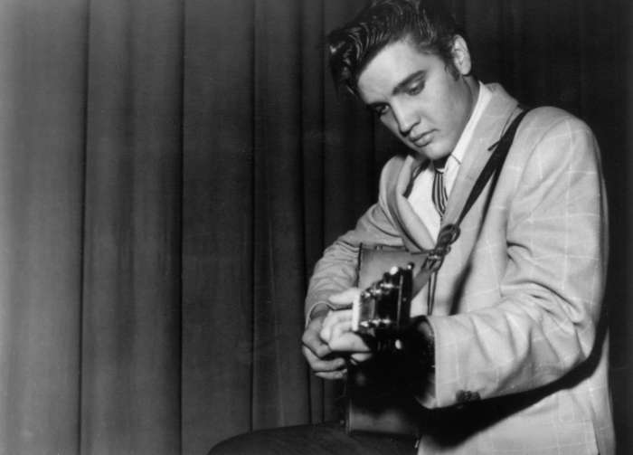 Se Elvis Presley zabava v Argentini ali živi na Luni?