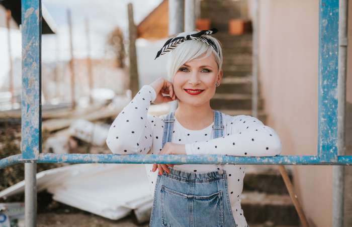 Ana Praznik: Zgodbe, ki nam jih pripovedujejo ljudje, so težke
