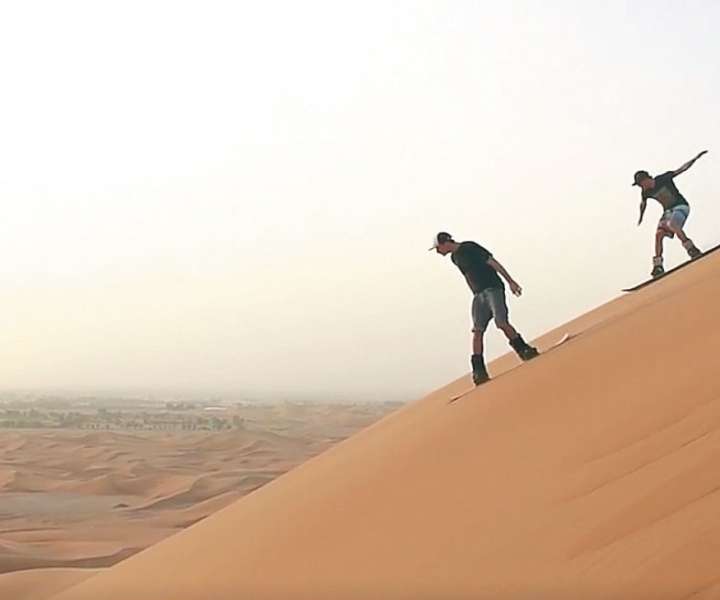 Marko Grilc je z deskarskim kolegom Mikkelom Bangom smučarsko desko preizkusil kar na rdečem pesku dubajske puščave.