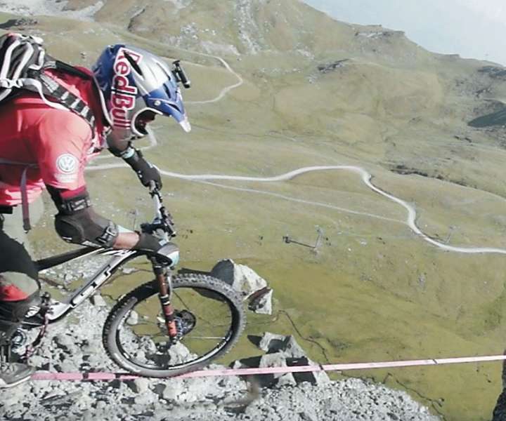 Kenny Belaey se je lotil vratolomne vožnje s kolesom po gurtni 112 metrov nad sotesko.