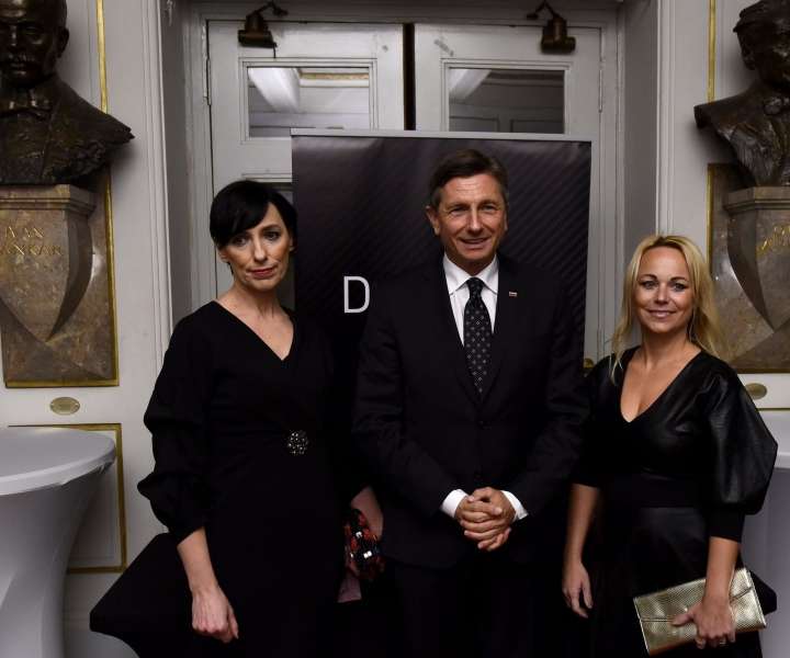 Predsednik republike Borut Pahor v družbi odgovorne urednice revije Zarja Melite Berzelak (levo) in direktorice uredništev Media24 Tanje Škarjot.