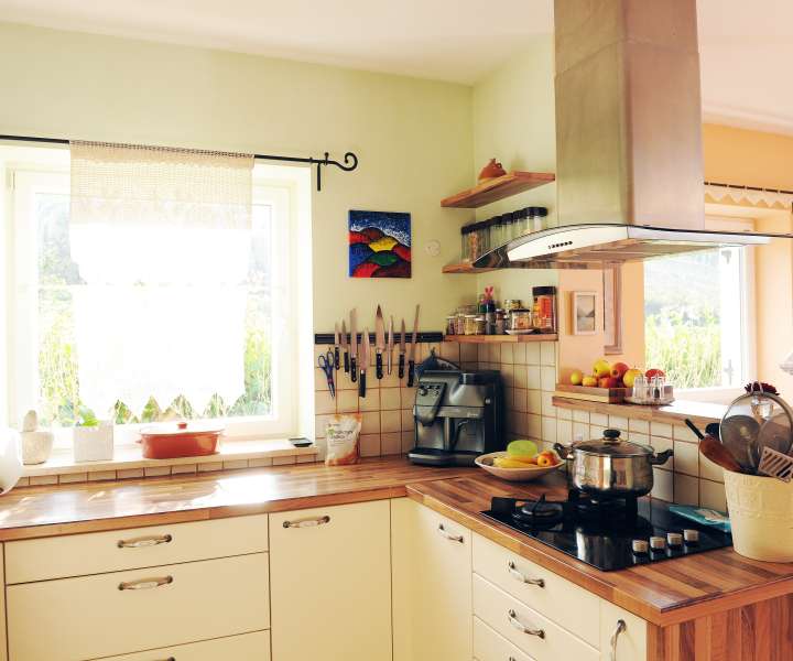Kuhinjski elementi so skoraj edino novo pohištvo v hiši. Seveda so izbrani premišljeno in praktično,