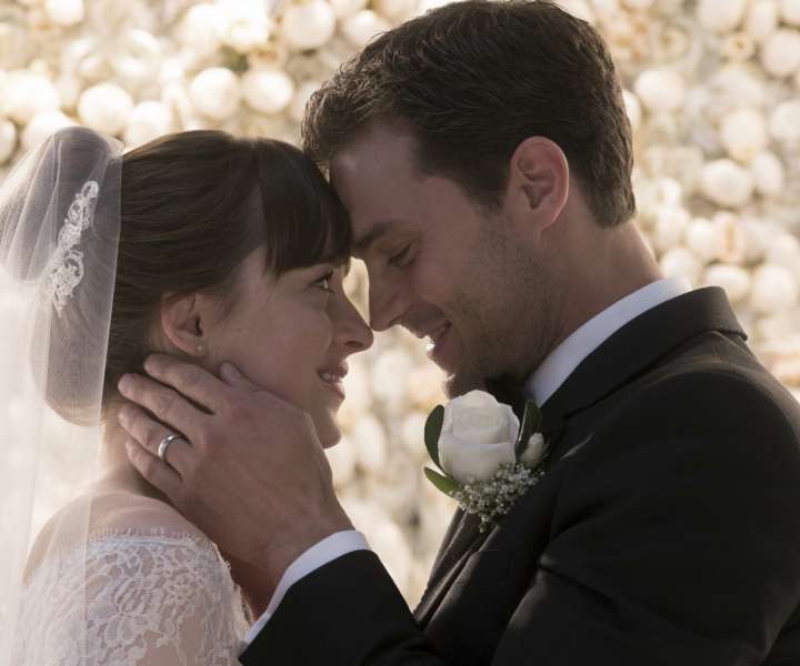 V zadnjem delu trilogije Petdeset odtenkov svobode se Christian (Jamie Dornan) in Anastasia (Dakota Johnson) poročita. Vroče igrice pa se seveda nadaljujejo.