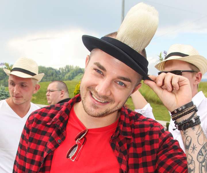 Dejan Krajnc (nagrada za najboljši moški klobuk) je domiselno rešil svojo pričesko, da je ni uničil s klobukom.
