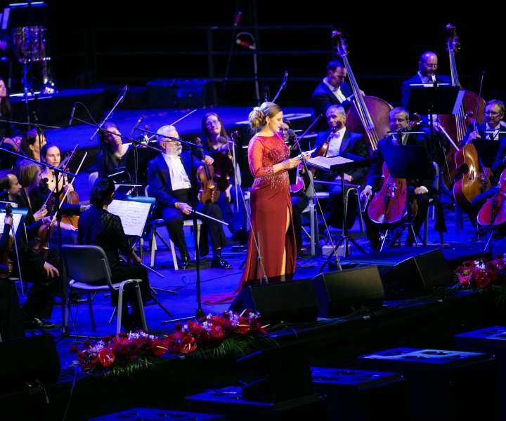 Koncert je povezovala Tadeja Vaupotič, ki so jo uredili v salonu EnainEdina ter Studiu4.
