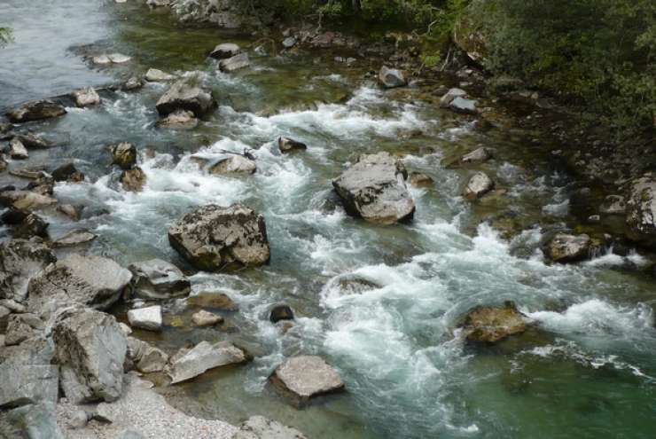 Truplo pogrešanega 37-letnika ležalo na obrežju reke Idrijce