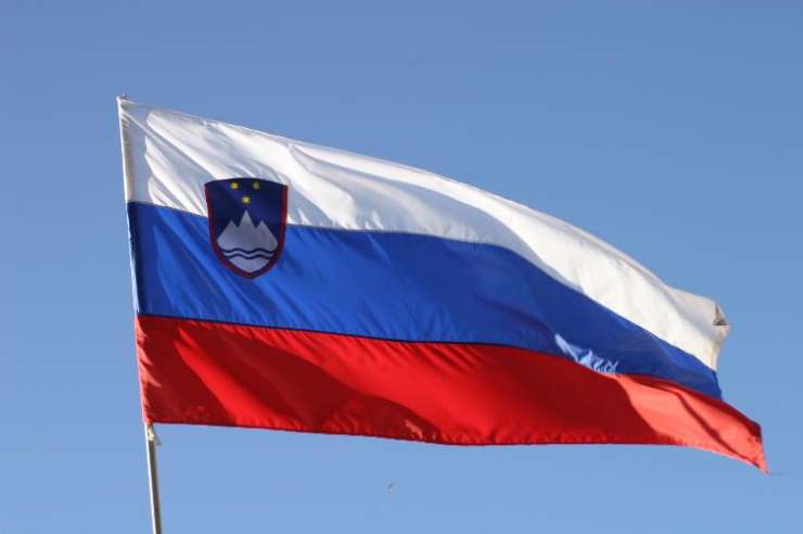 Če vlada ne bo dala 960.000 evrov za slovensko zastavo, ki je bila v vesolju, bi jo Živadinov zažgal