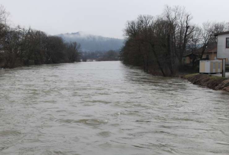 Ljubljanica na Barju že poplavlja, razlivala se bo tudi Krka