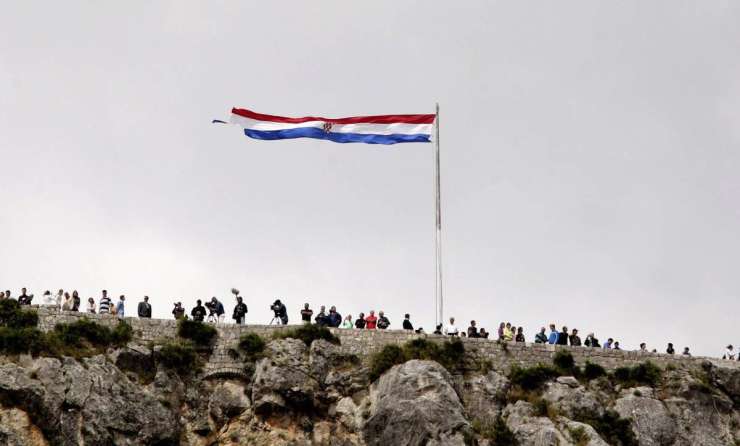 Hrvati slavijo zmago v Nevihti, Srbi kritizirajo "ustaški režim"