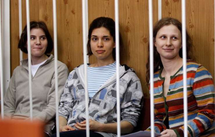 Članica skupine Pussy Riot v zaporu s skrajno desničarsko morilko
