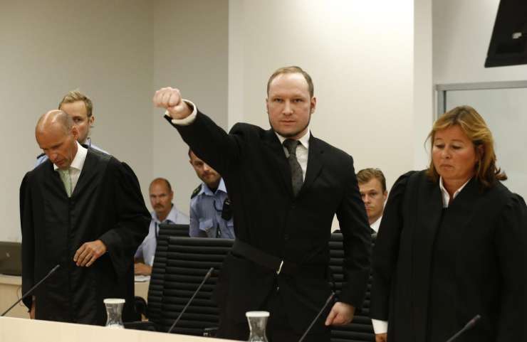 Zloglasni Breivik si je spremenil ime; kličite ga Fjotolf Hansen