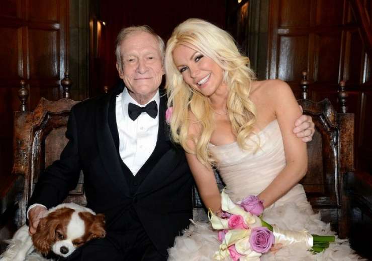 Ustanovitelj Playboyja Hugh Hefner se je pri 86-tih znova poročil