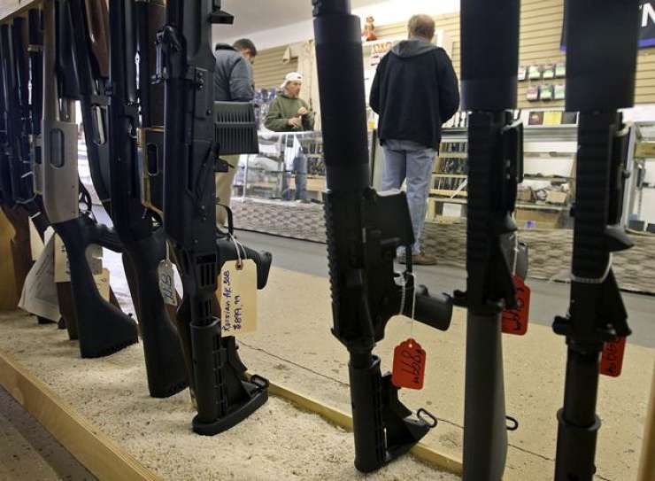 Walmart zvišal starostno mejo za nakup orožja