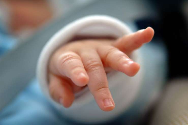 Šokantna odločitev sodišča: zdravniki lahko dojenčka pustijo umreti proti volji staršev