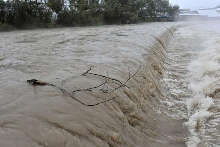 Zaradi padavin nevarnost razlivanja voda, ponekod poledica na cestah