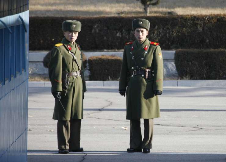Severnokorejski vojak ubil častnika, nato pa prebegnil čez mejo