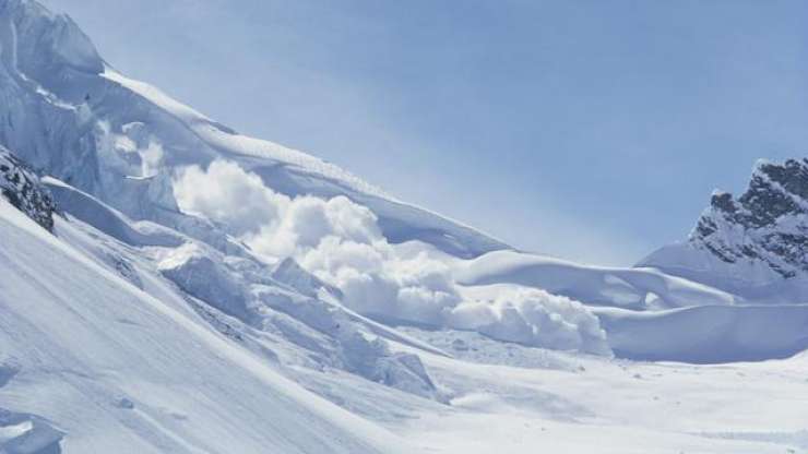 Pod snežnim plazom v francoskih Alpah umrli štirje ljudje