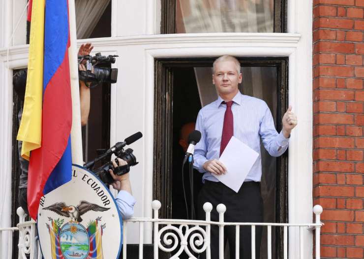 Assange: Obama, prenehaj z lovom na čarovnice