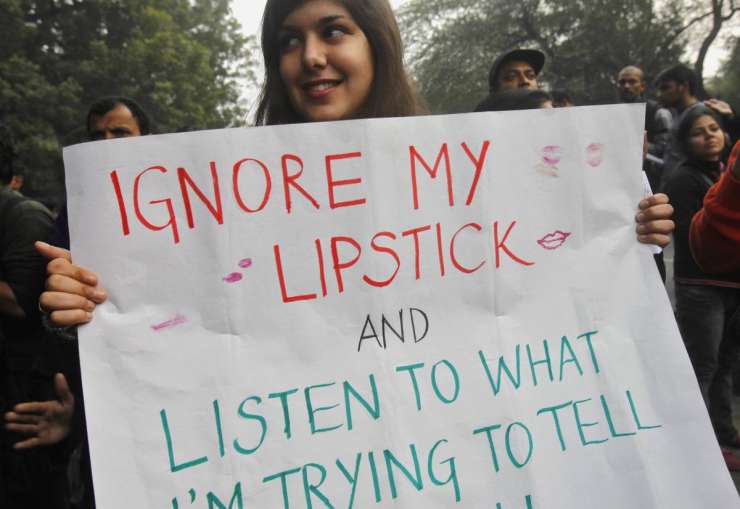 Žrtev okrutnega posilstva v Indiji se bori za življenje