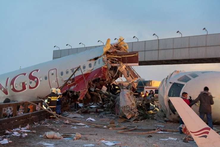 Zasilen pristanek letala v Moskvi terjal življenja