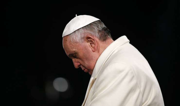 Papež med polnočnico opozoril na trpljenje