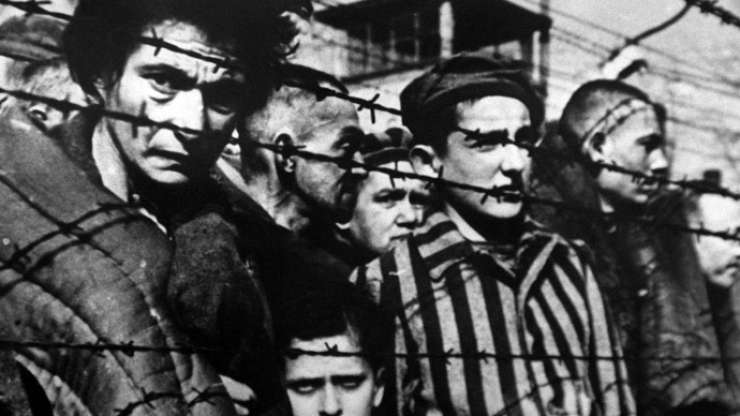 V Nemčiji nekdanja varnostnika v nacističnem taborišču obtožili več sto umorov
