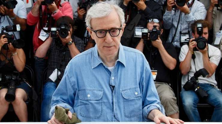 Zaradi očitka o spolni zlorabi hčerke Woodyju Allenu igralci obračajo hrbet