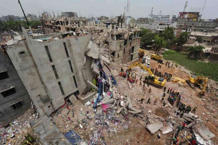 V zrušenju tovarne v Daki umrlo najmanj 413 ljudi