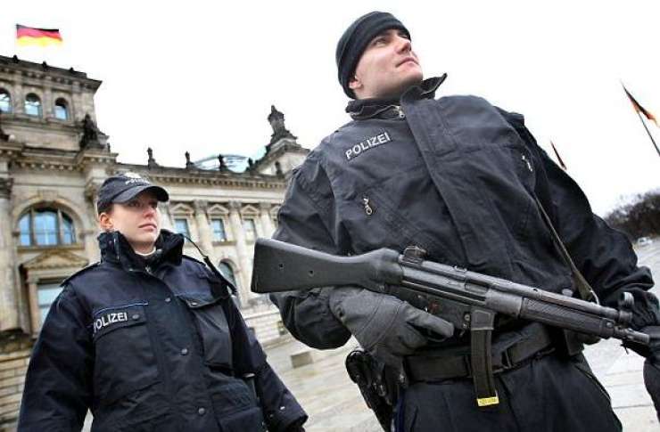 Nemški salafist želel policiste zvabiti v past in jih razstreliti