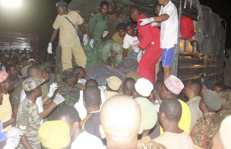 Več kot 30 žrtev nesreče trajekta v Zanzibarju