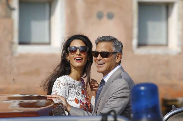 George in Amal Clooney bosta zibala dvojčka