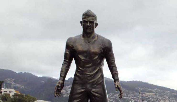 Cristianu Ronaldu so na domači Madeiri postavili kip