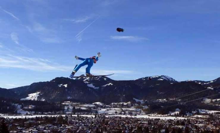 Slovenski skakalci samozavestno na novoletno turnejo