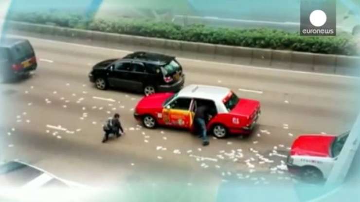 VIDEO: Po prometni nesreči v Hongkongu denar letel po zraku