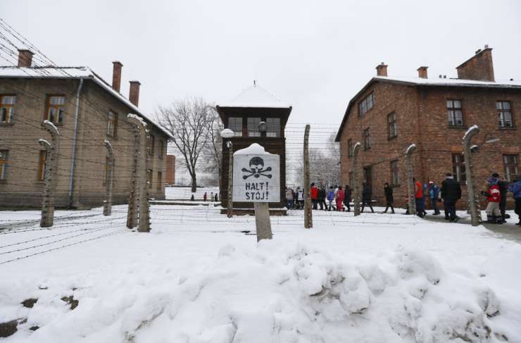 Na Poljskem začel veljati sporni zakon o holokavstu