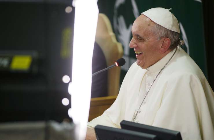 Papež med brezdomce razdelil 300 dežnikov