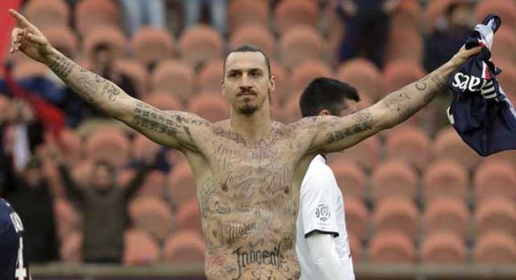 Ibrahimović s tetovažami opozoril na lakoto v svetu