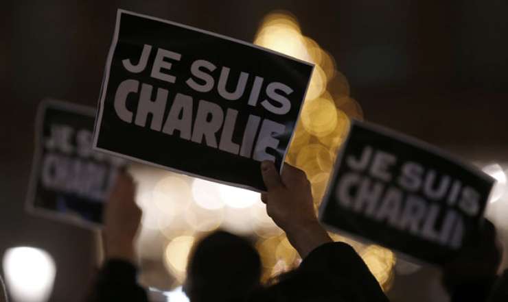 Pisatelji bojkotirajo podelitev nagrade Pena reviji Charlie Hebdo