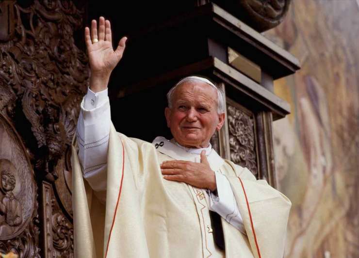 Francosko sodišče: Križ nima kaj iskati na javnem trgu, četudi je nad kipom papeža Janeza Pavla II.
