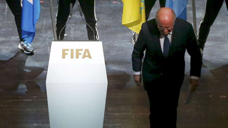 Le štiri dni po izvolitvi Blatter odstopa iz mesta predsednika Fife