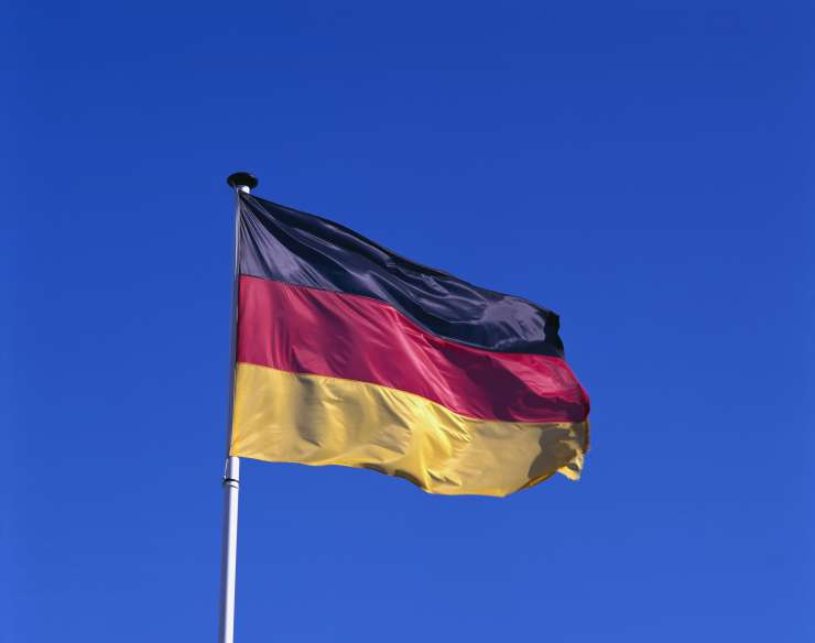 Nekateri v Nemčiji hočejo spolno enakopravnejšo himno; Merklova spremembe zavrača