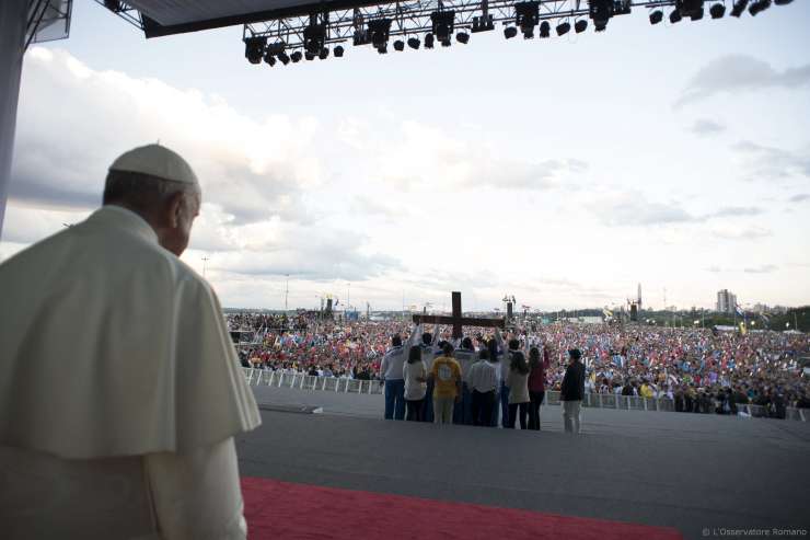 22 milijonov sledilcev za papeža, ki mu do Katy Perry še veliko manjka