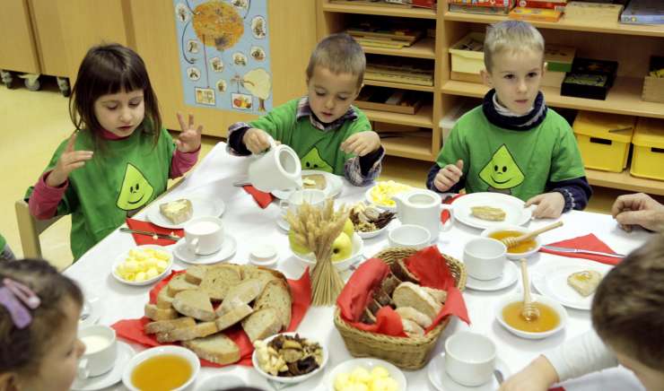 Med, maslo, jabolka: tradicionalni slovenski zajtrk za 260.000 otrok