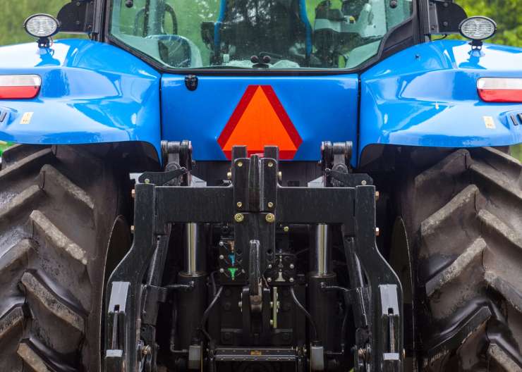 Pri Krškem se je traktor prevrnil in zmečkal 63-letnika