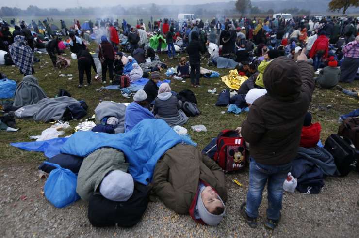 Sodišče EU z zaušnico Hrvatom: ob migrantskem valu bi morali obravnavati prošnje za azil