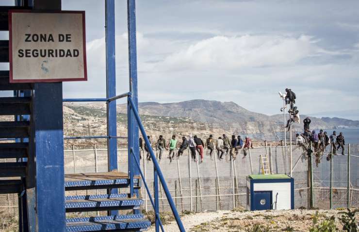 Silovit juriš migrantov na špansko Ceuto: več kot 100 jih je vdrlo v enklavo v Maroku