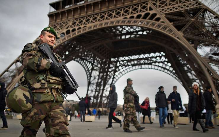 V Parizu moški z nožem in z Alahom na ustih napadel vojaka