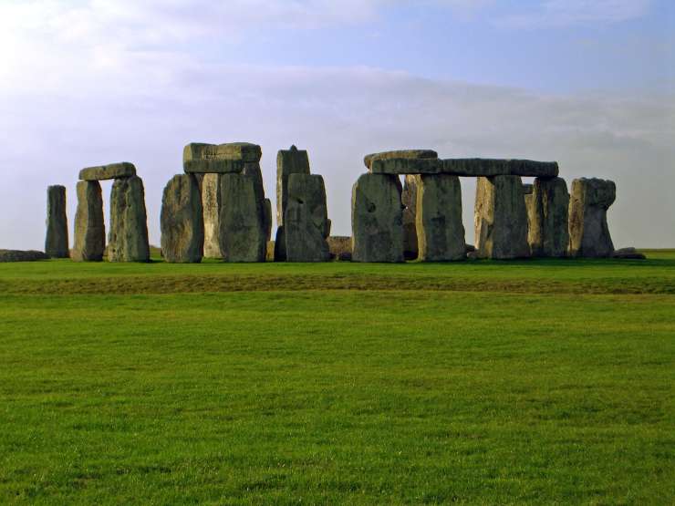 Ob arheološkemu najdišču Stonehenge našli obroč starodavnih jaškov