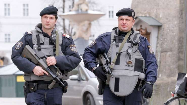 Nov napad na Dunaju: Afganistanec pred parlamentom napadel policista!